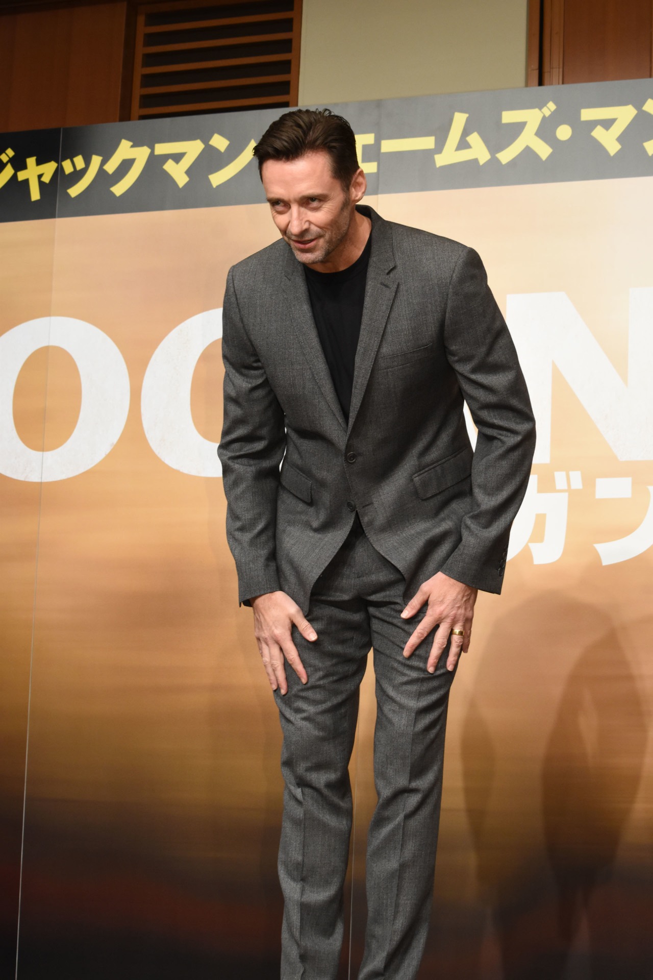 お辞儀するヒュー・ジャックマン。
