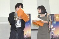 セリフを確認する菅田将暉（左）と広瀬すず（右）。