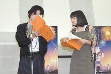 セリフを確認する菅田将暉（左）と広瀬すず（右）。