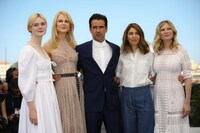 第70回カンヌ国際映画祭にて。左からエル・ファニング、ニコール・キッドマン、コリン・ファレル、ソフィア・コッポラ、キルスティン・ダンスト。（写真提供：PHOTOPQR / LE PARISIEN / MAXPPP / ゼータ イメージ）