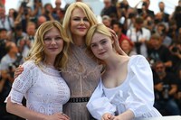 第70回カンヌ国際映画祭にて。左からキルスティン・ダンスト、ニコール・キッドマン、エル・ファニング。（写真提供：PHOTOPQR / NICE MATIN / MAXPPP / ゼータ イメージ）