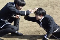 「帝一の國」より、東郷菊馬（左）と赤場帝一（右）の決闘シーン。