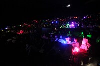 5月17日に開催された「帝一の國」応援上映にて、海帝高校校歌を合唱する観客。