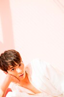 高杉真宙セカンド写真集「20/7」より、先行カット。（撮影： 藤本薫）