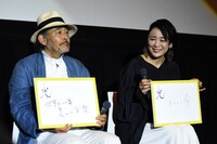 左から藤竜也、神野三鈴。