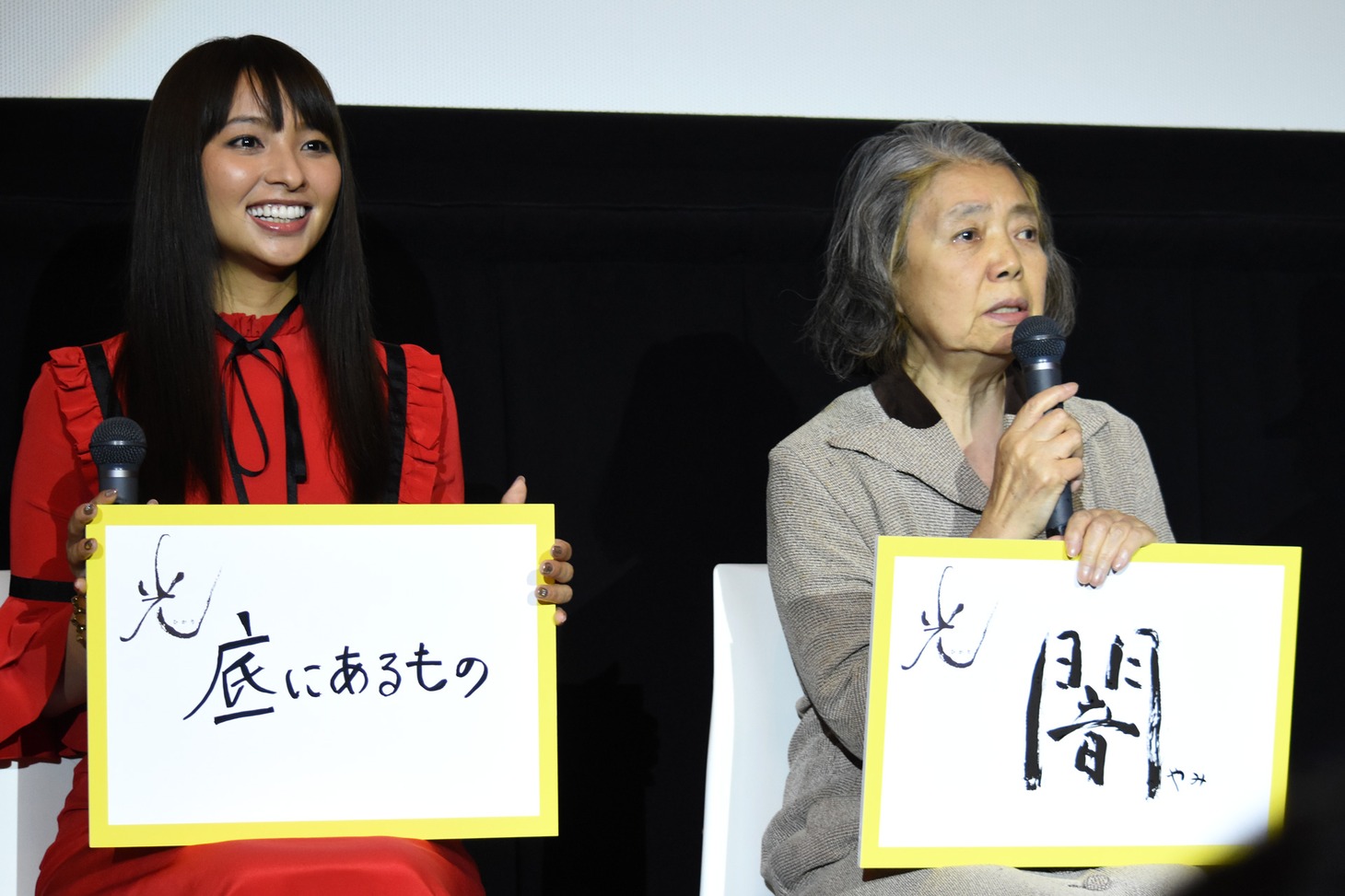 左から水崎綾女、樹木希林。