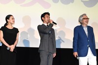左から蒼井優、妻夫木聡、山田洋次。