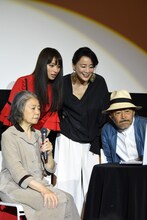 スカイプで永瀬正敏、河瀬直美と会話する登壇者。