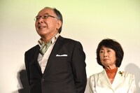 左から橋爪功、吉行和子。