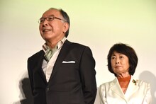 左から橋爪功、吉行和子。