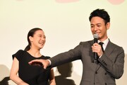 左から蒼井優、妻夫木聡。