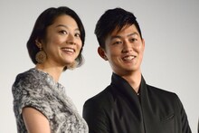 左から小池栄子、工藤阿須加。