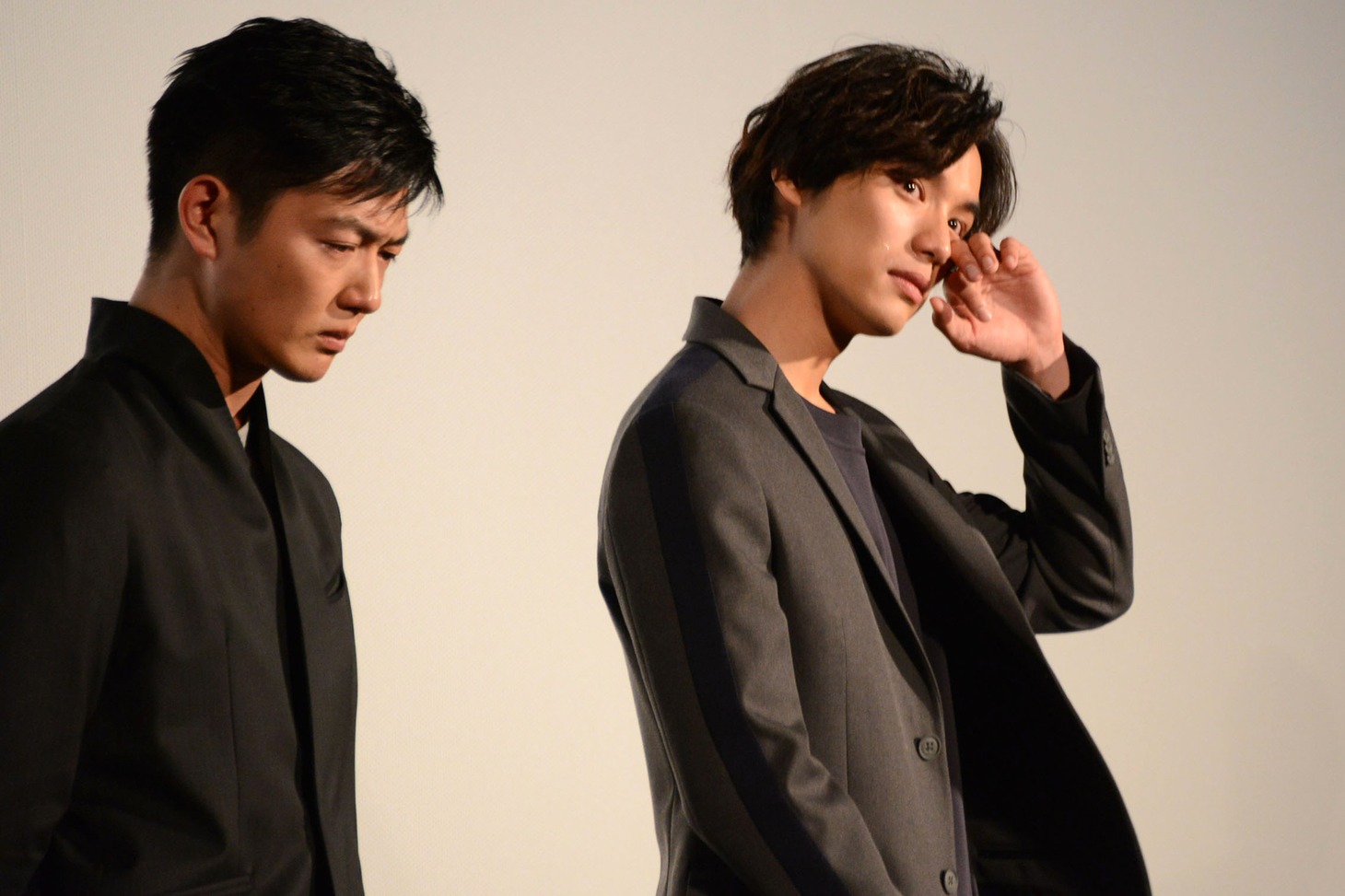 成島出からの言葉に感極まる工藤阿須加（左）と福士蒼汰（右）。