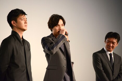 成島出（右）からの言葉に感極まる工藤阿須加（左）と福士蒼汰（中央）。