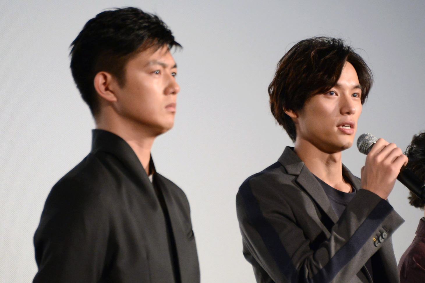 成島出からの言葉に感極まる工藤阿須加（左）と福士蒼汰（右）。