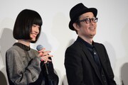 左から橋本愛、リリー・フランキー。