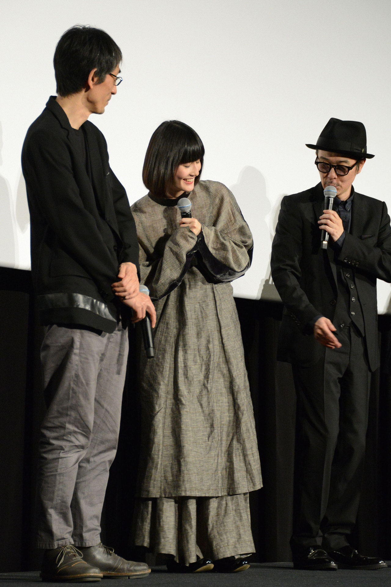 橋本愛（中央）の個性的な衣装を観客にアピールするリリー・フランキー（右）。