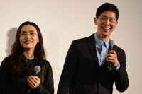 左から中嶋朋子、佐々木蔵之介。