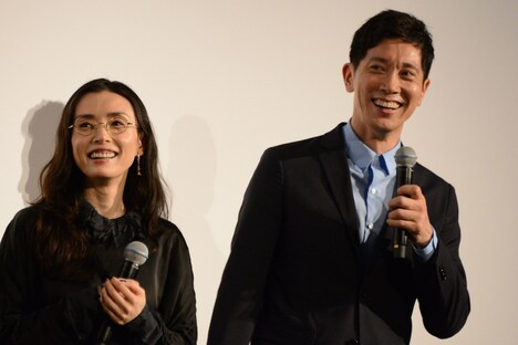 左から中嶋朋子、佐々木蔵之介。