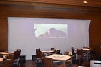 「スパイダーカフェ」内部のスクリーン。