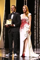 ホアキン・フェニックス（左）と、審査員のジェシカ・チャステイン（右）。（写真提供：Philippe Farjon / VISUAL Press Agency / ゼータ イメージ）