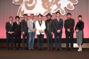「花戦さ」舞台挨拶の様子。左から篠原哲雄、和田正人、吉田栄作、中井貴一、野村萬斎、佐藤浩市、佐々木蔵之介、山内圭哉、森川葵。