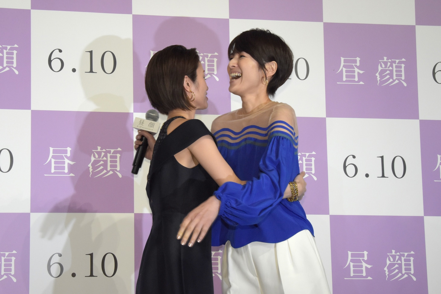 再会を喜ぶ上戸彩（左）と吉瀬美智子（右）。