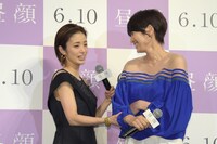 舞台中央の立ち位置を譲り合う上戸彩（左）と吉瀬美智子（右）。