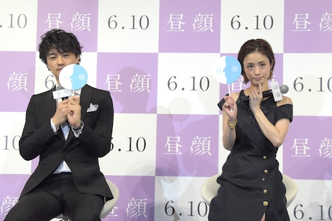 心理テストに答える斎藤工(左)と上戸彩(右)。