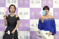 心理テストに答える上戸彩（左）と吉瀬美智子（右）。