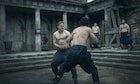 役作りで9kg増量、「キング・アーサー」チャーリー・ハナムの肉弾戦映像が解禁