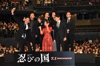 自撮りをする登壇者たち。