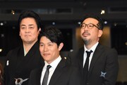 左から立川談春、鈴木亮平、中村義洋。