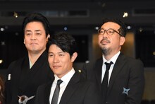 左から立川談春、鈴木亮平、中村義洋。