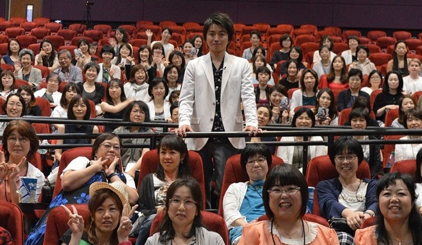 ハワイでの藤原竜也ファンクラブイベントの様子。