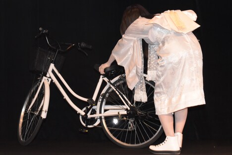 自転車を停める鳥居みゆき。