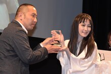 室市雅則（左）にトロフィーを渡す鳥居みゆき（右）。