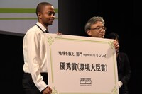 「水を、ください」の監督ムルー・ゴドラ（左）。