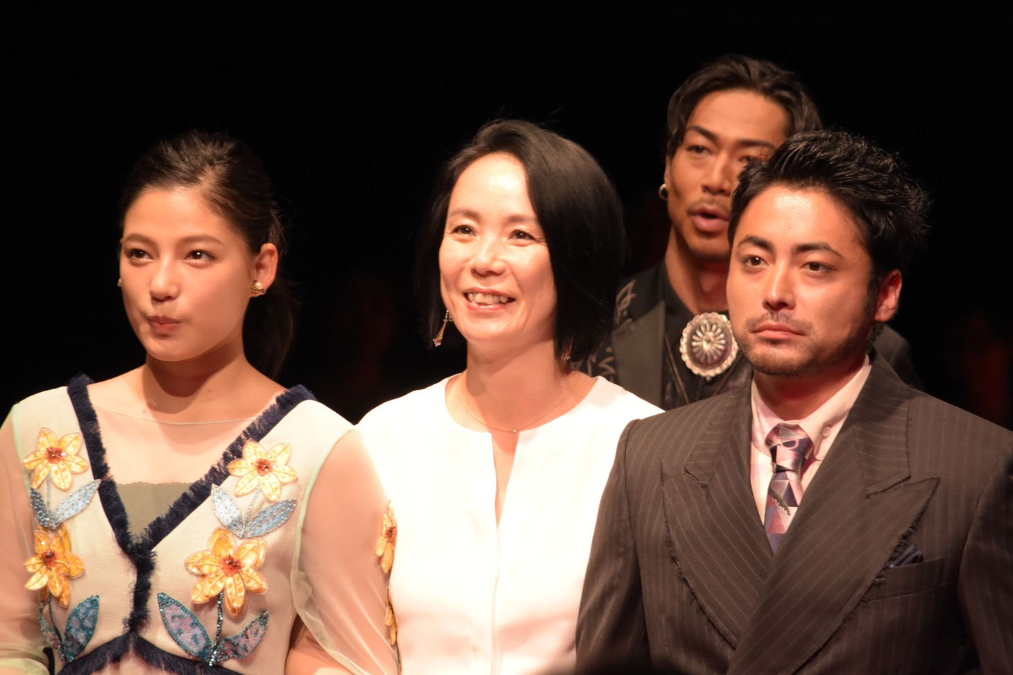 左から石井杏奈（E-girls）、河瀬直美、山田孝之。後ろはAKIRA。