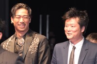 左からAKIRA（EXILE / EXILE THE SECOND）、監督のA.T.。