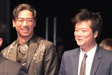 左からAKIRA（EXILE / EXILE THE SECOND）、監督のA.T.。