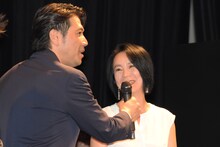 河瀬直美（右）にマイクを向ける別所哲也（左）。