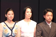 左から石井杏奈（E-girls）、河瀬直美、山田孝之。