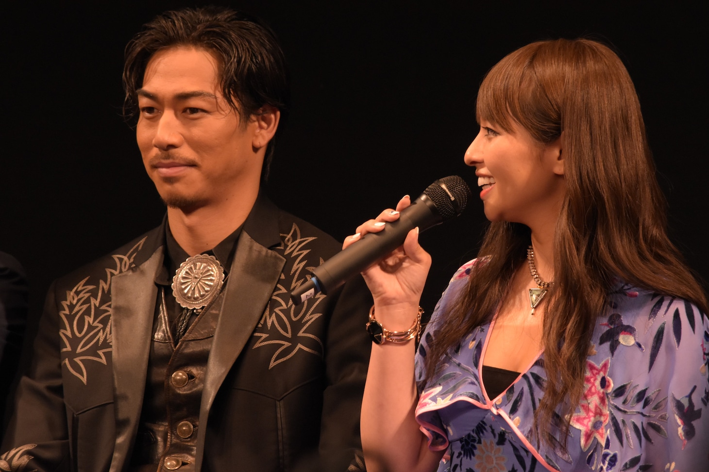 左からAKIRA（EXILE、EXILE THE SECOND）、水崎綾女。