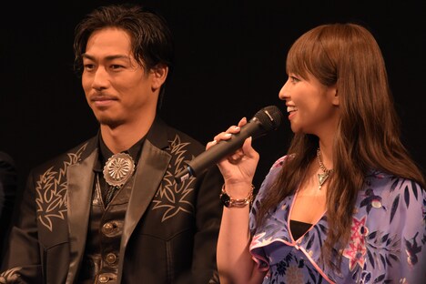 左からAKIRA(EXILE、EXILE THE SECOND)、水崎綾女。