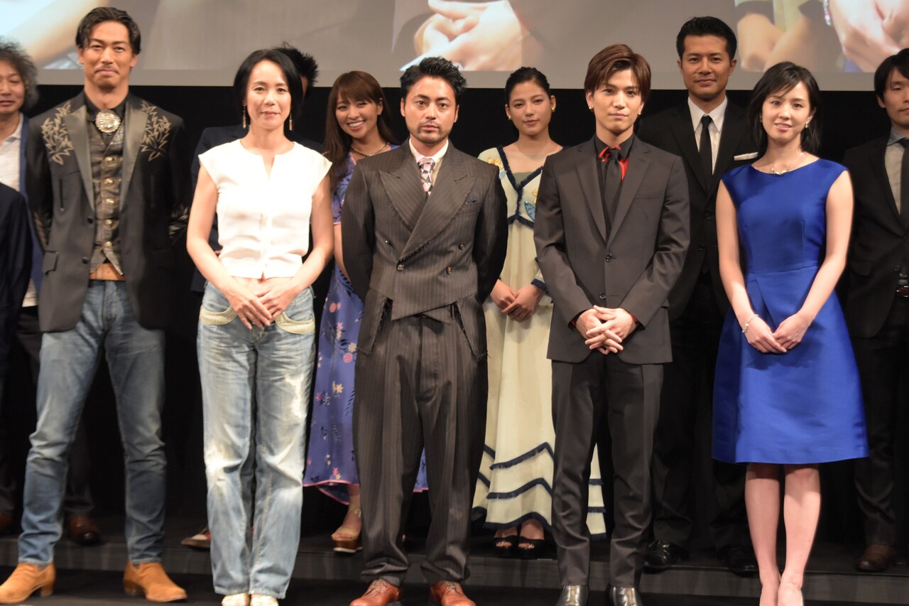 岩田剛典らが「CINEMA FIGHTERS」プレミア上映に登壇、HIROの誕生日を祝福