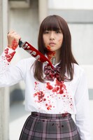 浅川梨奈（SUPER☆GiRLS）演じる小池萌。