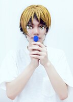 「KING OF PRISM -PRIDE the HERO-」来場者特典・速水ヒロの“なりきりうちわ”装着イメージ。