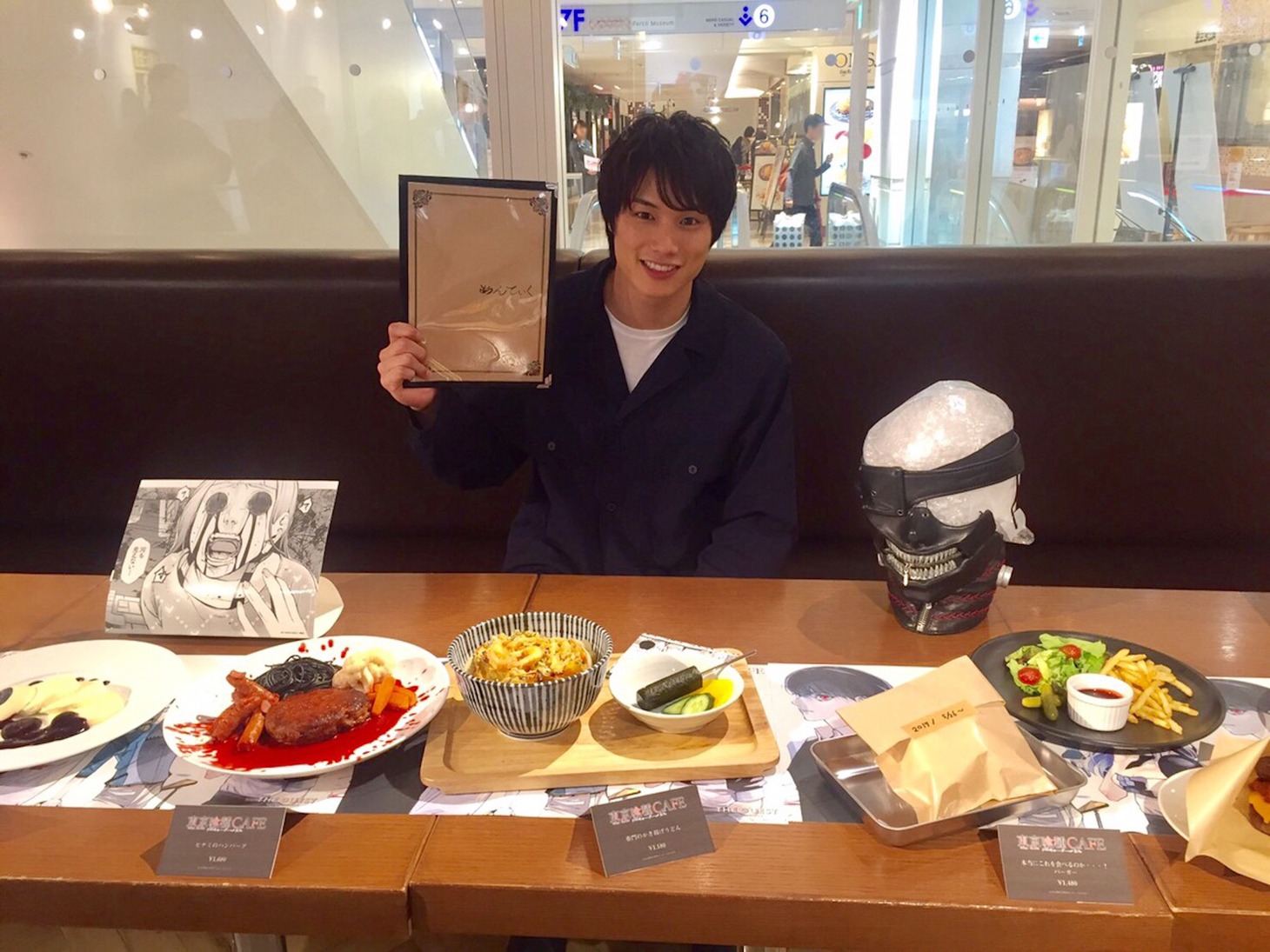 東京喰種CAFEに来店した鈴木伸之。