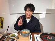 東京喰種CAFEに来店した鈴木伸之。
